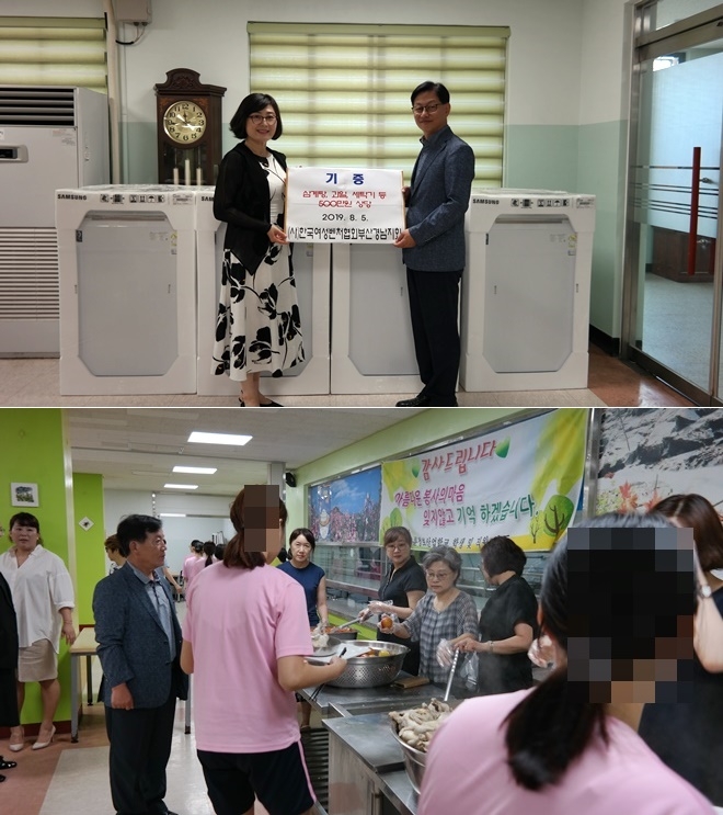 김경희 회장이 권기한 교장에게 삼계탕, 과일, 세탁기 등 500만원 상당의 물품을 기증하고 있다.오륜정보산업학교 학생들에게 삼계탕을 배식하고 있다.(사진제공=오륜정보산업학교)