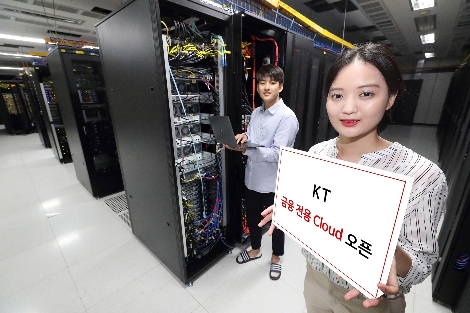 서울 양천구 목동 IDC센터에서 직원들이 KT 금융 클라우드를 홍보하고 있다. 사진=KT