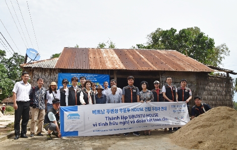 사무금융우분투재단 관계자들과 베트남 현지 관계자들이 7일(현지시간) 푸옌성에서 열린 착공식에서 기념촬영을 하고 있다. 사진=사무금융노조