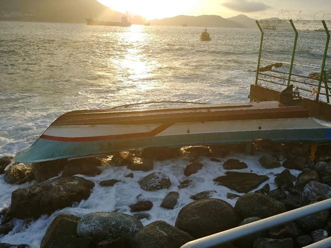 전복된 어선.(사진제공=부산해양경찰서)