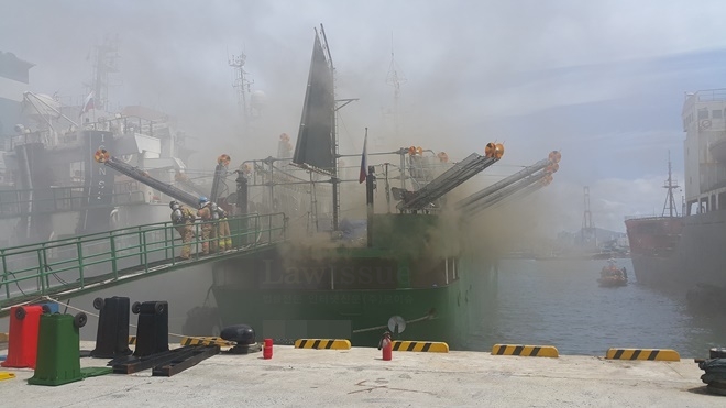 러시아어선 화재.(사진제공=부산항만소방서)