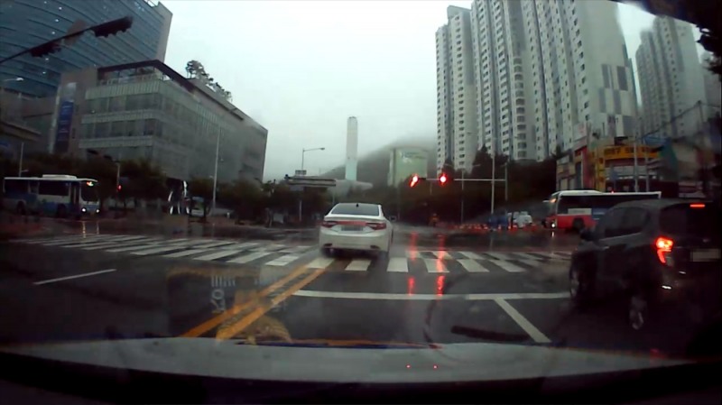 음주 무면허 차량을 쫓고 있다.(사진제공=부산경찰청)