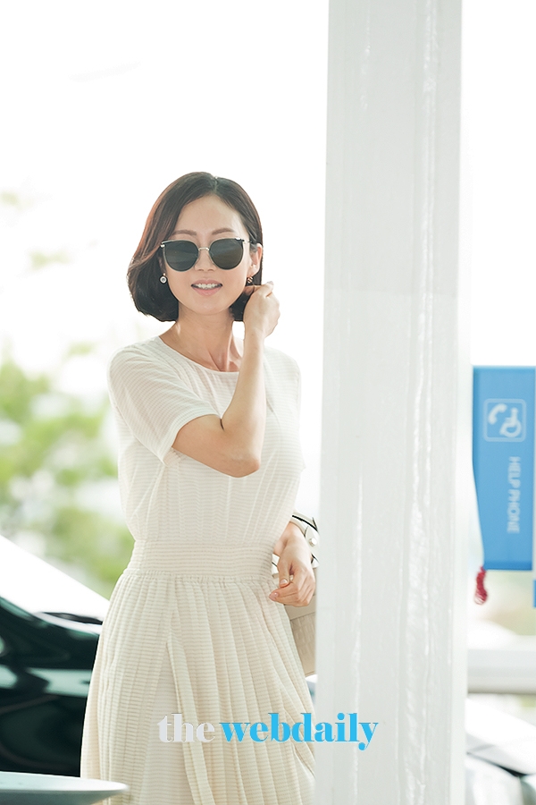 염정아, 인천국제공항 출국 현장