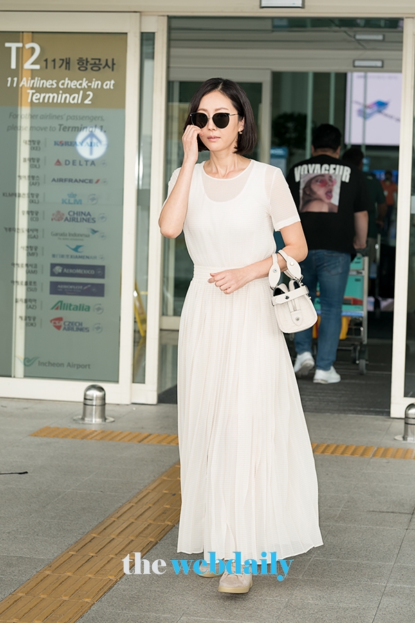 염정아, 인천국제공항 출국 현장