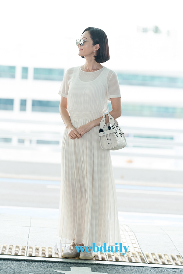 염정아, 인천국제공항 출국 현장