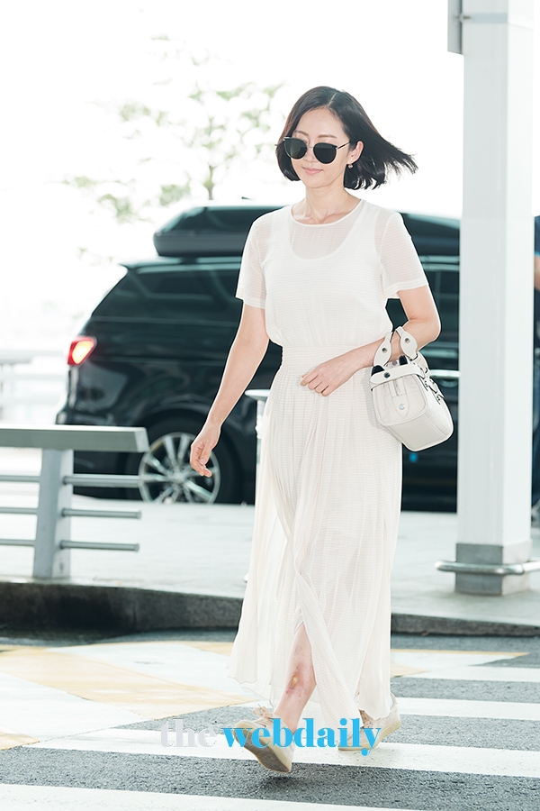 염정아, 인천국제공항 출국 현장