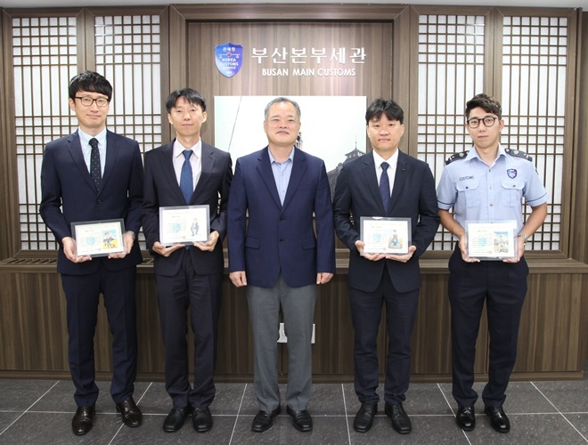 8월의 부산세관인 분야별 유공자와 함께 기념촬영하는 서재용 부산본부세관 통관국장./사진우측 두번째가 8월의 부산세관인으로 선정된 노성용 관세행정관.(사진제공=부산본부세관)