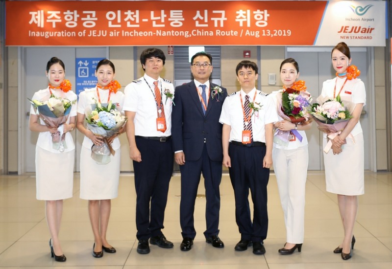 제주항공 이상훈 인천지점장(가운데)과 승무원들이 기념촬영을 하고 있다.(사진=제주항공)