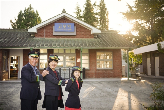 제9회 철도사진공모전 은상 '기관사옷 입고 기차놀이(박소현作, 고모역)'.(사진=코레일)