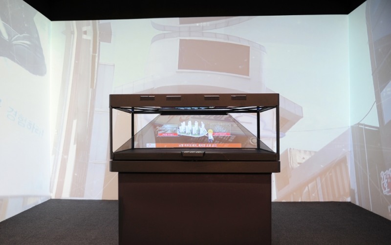 신흥 SK뷰 견본주택의 홀로그램존과 주변 벽을 스크린으로 활용한 미디어파사드(Media Facade)..(사진=SK건설)