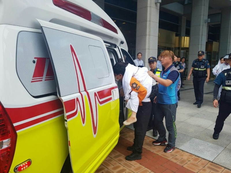 119구급대로 후송되고 있는 안전점검원 여성노동자.(사진제공=공공운수노조울산본부)