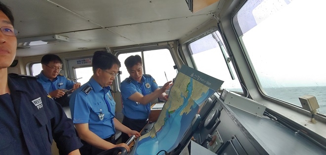 울산해경서장이 경비정을 타고 태풍 관련 순찰을 진행중에 있다.(사진제공=울산해양경찰서)