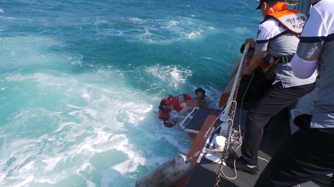 익수자를 구조하고 있다.(사진제공=부산해양경찰서)