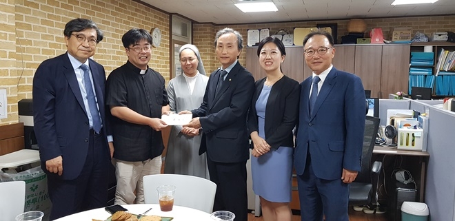 이춘희 대구지방변호사회장이 직접 성금을 전달하고 기념촬영.(사진제공=대구지방변호사회)