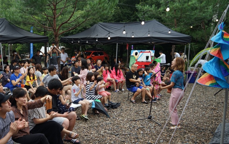 어린이 참가자들이 비눗방울 퍼포먼스 버블매니아 공연에 즐거워하고 있다.(사진=쌍용자동차)