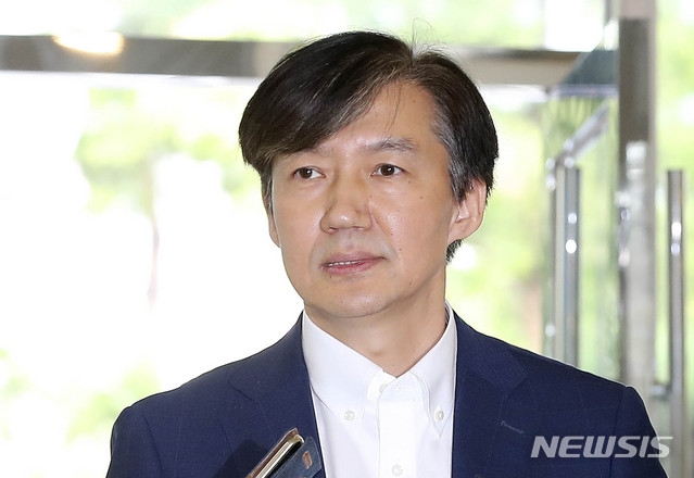 조국 법무부 장관 후보자가 19일 오전 서울 종로구 적선현대빌딩에 마련된 인사청문회 준비 사무실로 출근하며 취재진의 질문에 답하고 있다.