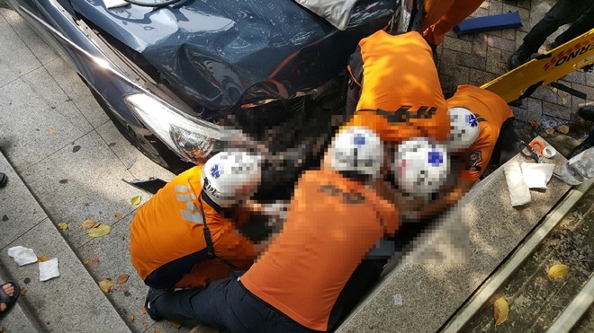 소방서 구조대가 요구조자를 구조하고 있다.(사진제공=부산경찰청)