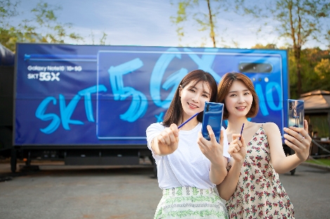 모델이 SK텔레콤의 ‘노트10 체험 트레일러’를 홍보하고 있다. 사진=SK텔레콤