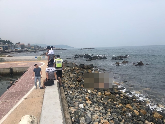 발견된 변사체를 인양할 준비를 하고 있다.(사진제공=울산해양경찰서)