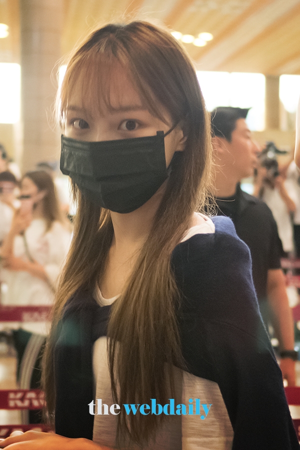 아이즈원(IZONE) 김채원, 김포국제공항 출국 현장
