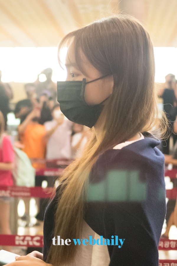 아이즈원(IZONE) 김채원, 김포국제공항 출국 현장