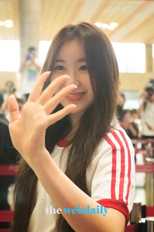 아이즈원(IZONE) 이채연, 김포국제공항 출국 현장