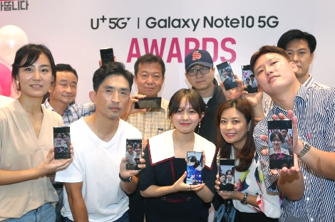 배우 정지소와 LG유플러스 갤럭시 노트 어워즈 수상자들이 셀카를 찍은 후 사진에 사인을 받은 후 기념촬영하고 있다. 사진=LG유플러스