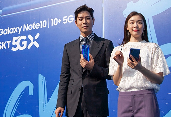 홍종현, 김연아가 SK텔레콤 전용 모델 ‘갤럭시 노트10+ 아우라블루’를 소개하고 있다. (사진=SK텔레콤)