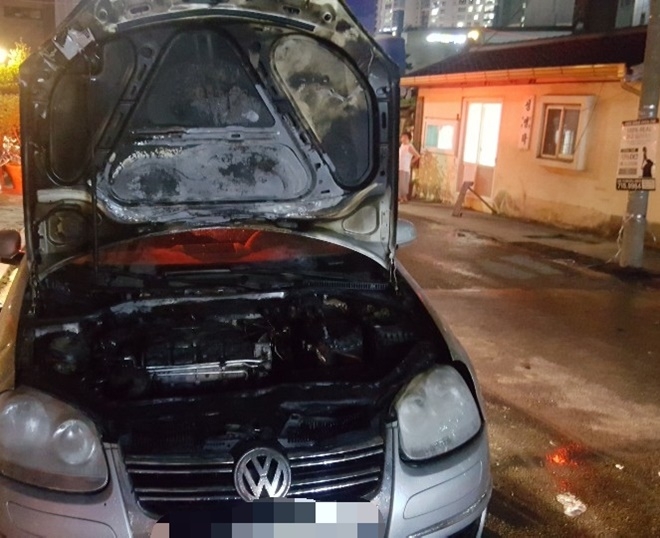 엔진룸이 소훼된 폭스바겐차량.(사진제공=부산경찰청)