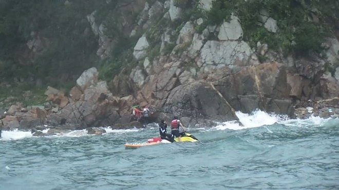 갯바위 고립 여성을 구조하고 있다.(사진제공=울산해양경찰서)