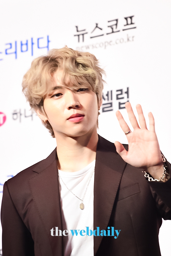 남우현, '2019 소리바다 베스트 케이뮤직 어워즈' 블루카펫 행사