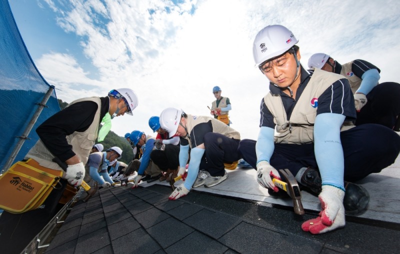 대한항공 임직원 및 가족들과 스포츠단 선수들의 해비타트‘희망의 집짓기’봉사 활동 모습.(사진=대한항공)