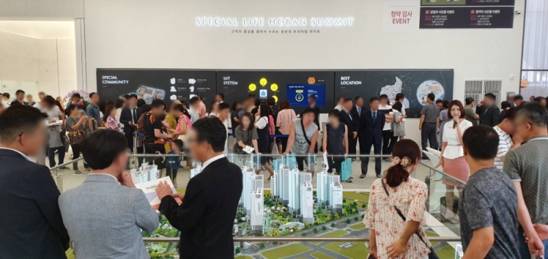 호반써밋 고덕신도시 견본주택 내부 관람 인파