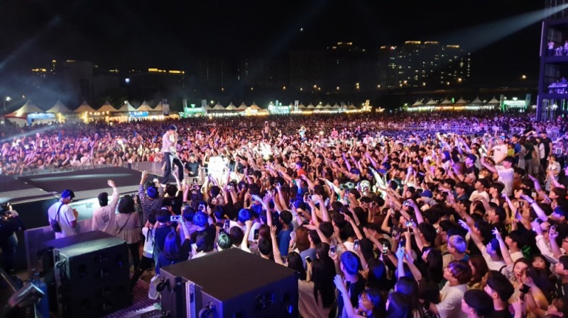 송도맥주축제 전야제, 10만 명 관객 운집