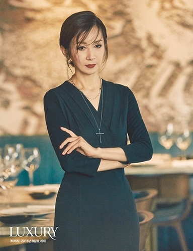 전인화 나이, 자연스레 관심 급증...고혹미 묻어나는 모습 보니