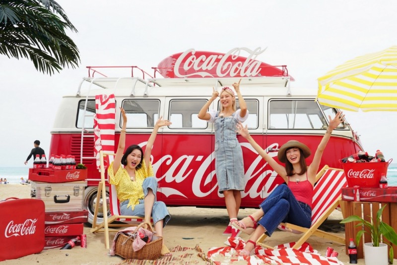 코카-콜라 ‘코-크 레트로 비치’로 마지막 코-크 썸머 트립 진행