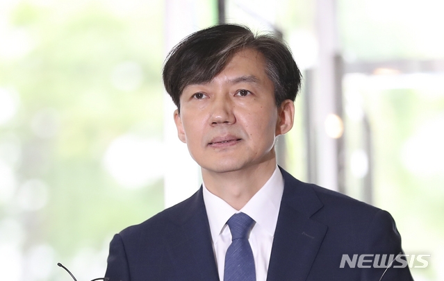 조국 법무부 장관 후보자가 25일 서울 종로구 인사청문회 준비 사무실로 출근하며 논란에 관한 소회를 밝히고 있다.