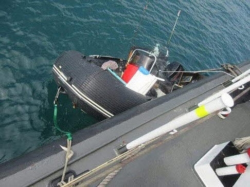 레저보트를 예인하고 있다.(사진제공=울산해양경찰서)