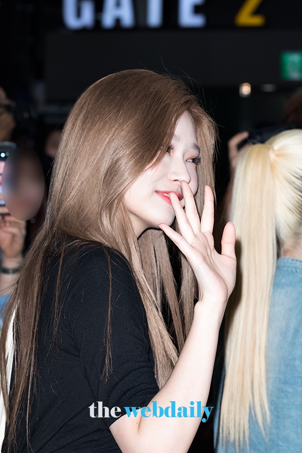 아이즈원(IZONE) 김민주, 김포국제공항 입국 현장
