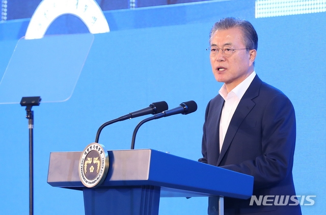 문재인 대통령이 28일 울산 북구 중산동 이화산업단지에서 열린 현대모비스 친환경차 부품 울산공장 기공식에서 축사하고 있다