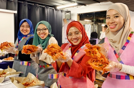 직접 만든 김치를 들고 있는 행사 참가자들. 사진=aT