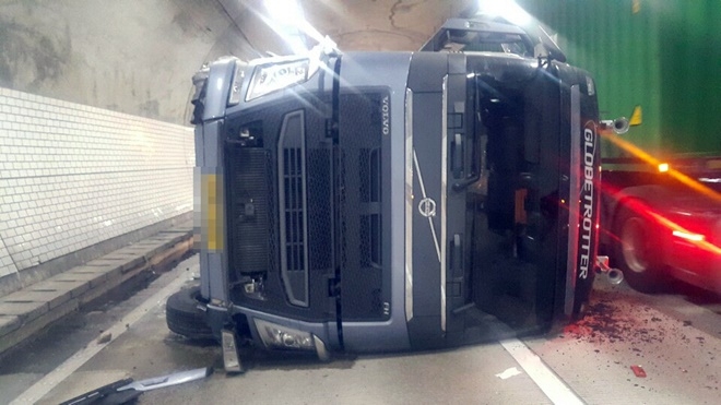 좌전도된 트레일러 차량.(사진제공=부산경찰청)