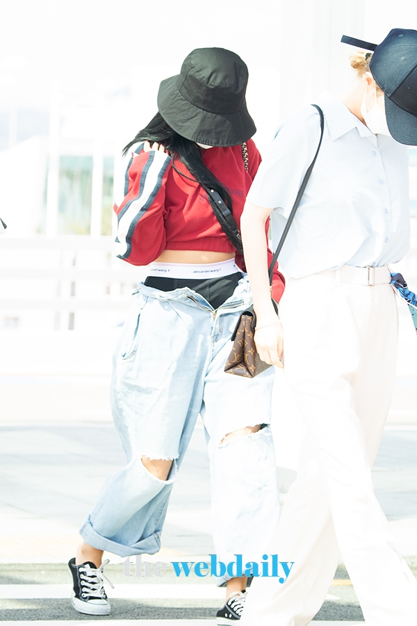 마마무(MAMAMOO) 화사, 인천국제공항 출국 현장