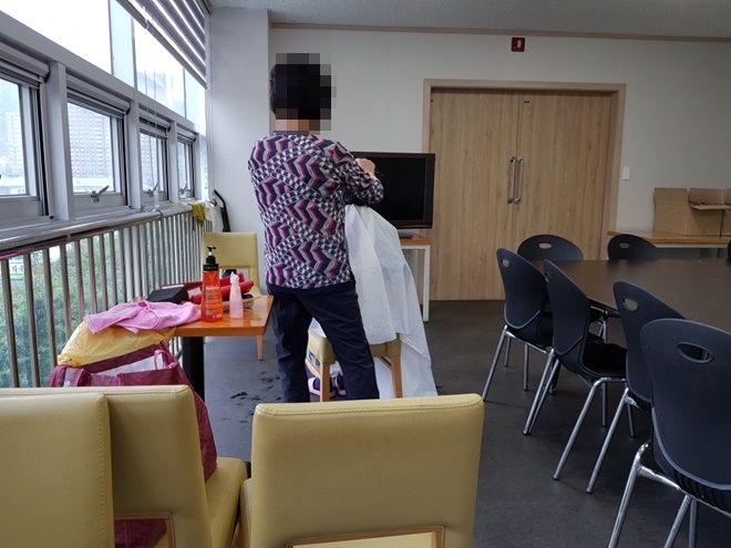 나눔일터에서 머리를 손질하고 있는 사회봉사대상자.(사진제공=창원준법지원센터)