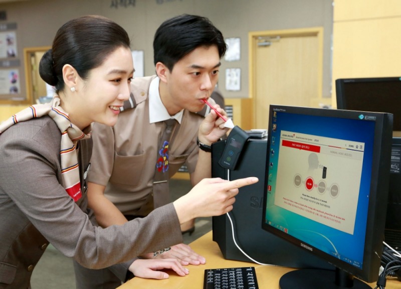 음주측정 모습.(사진=아시아나항공)