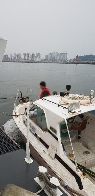 기관고장 모터보트를 예인하고있다.(사진제공=울산해양경찰서)