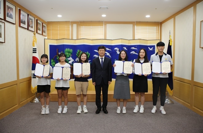 구남수 법원장이 수상자들과 함께 기념촬영을 하고 있다.(사진제공=울산지방법원)