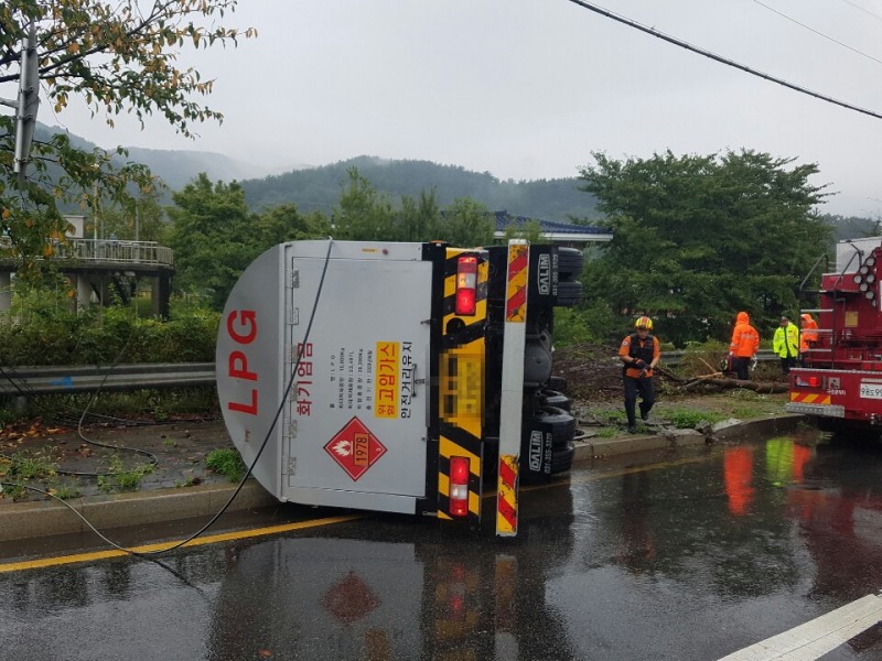 좌전도 된 LPG운반차량.(사진제공=부산경찰청)