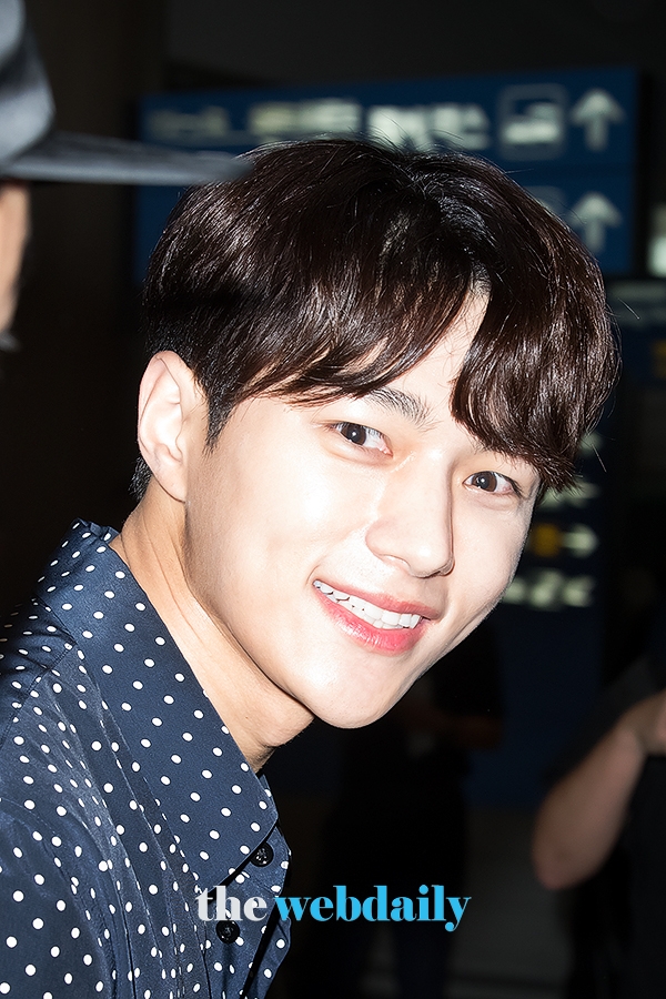김명수, 인천국제공항 출국 현장