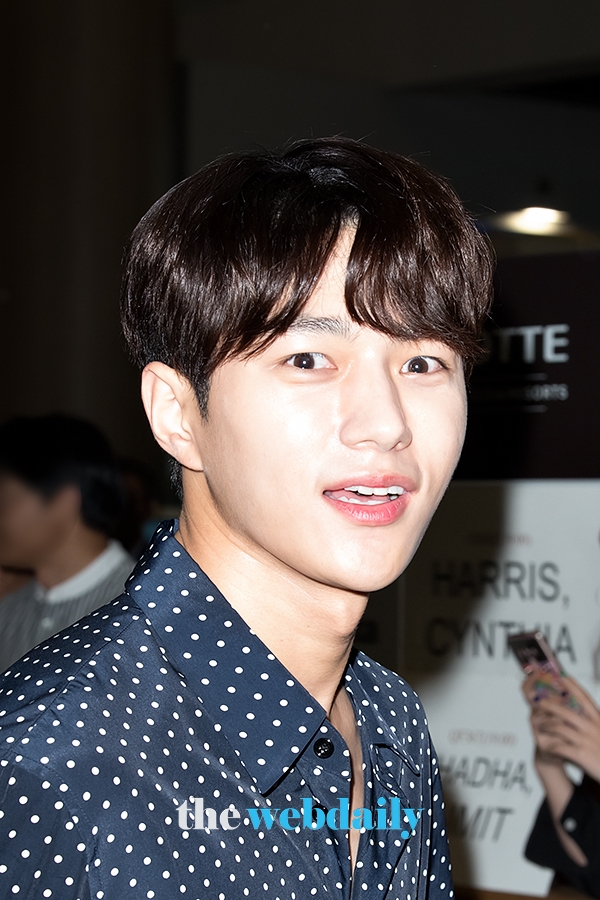 김명수, 인천국제공항 출국 현장